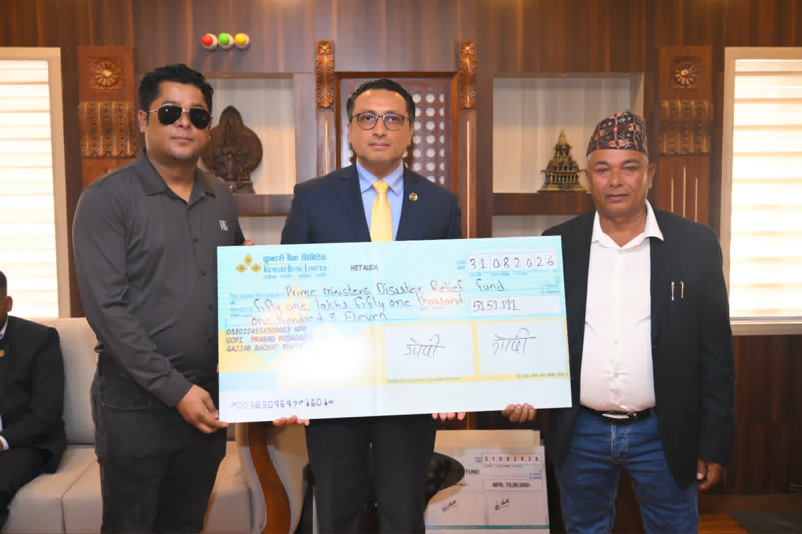 हाईड्रो जेट दुबईका संचालक  विष्णु पुडासैनीद्वारा अर्थमन्त्रीलाई ५१ लाख हस्तान्तरण