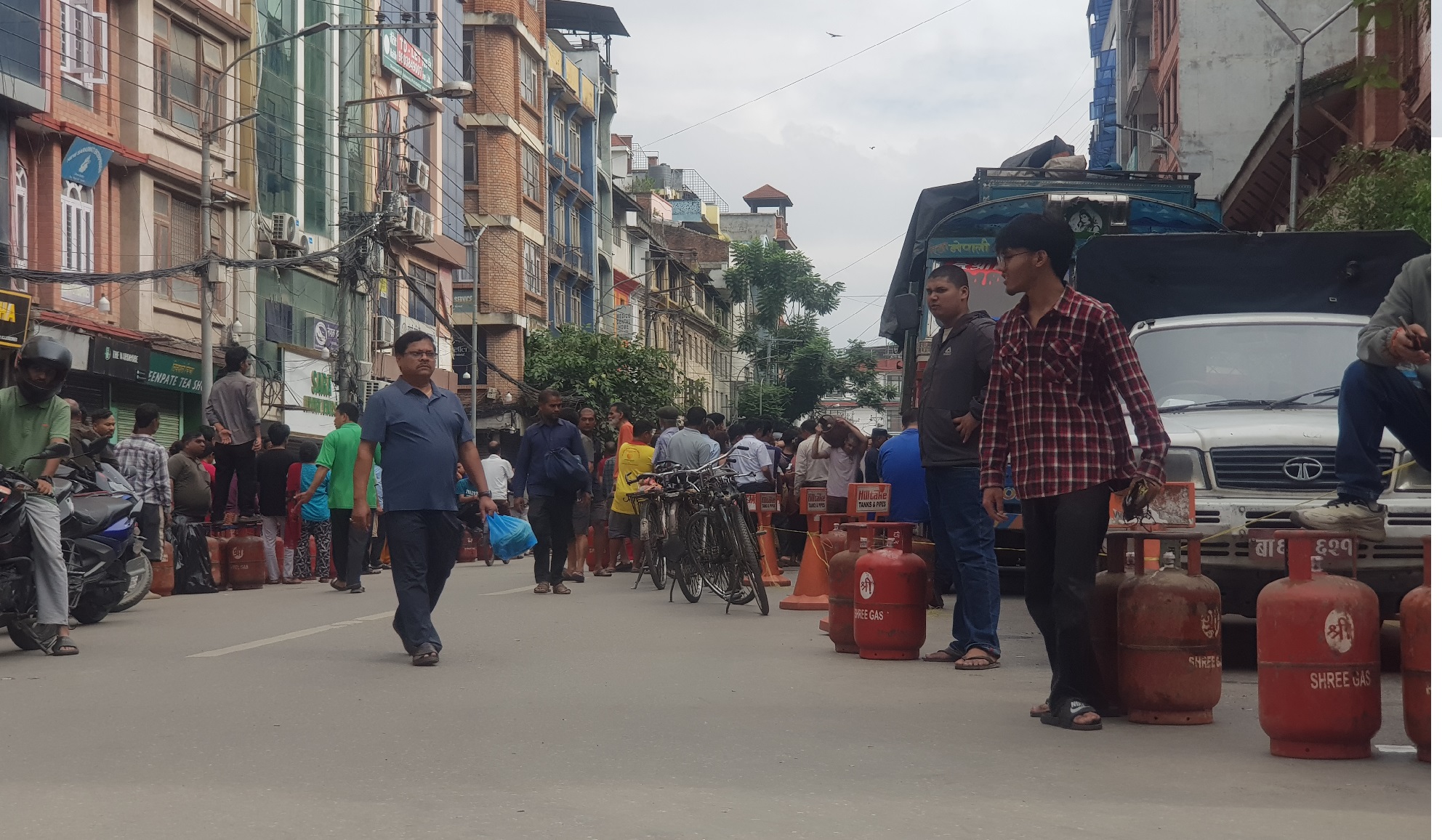 काठमाडौँमा खाना पकाउने ग्यास पाउन सास्ती ( फोटोहरु )