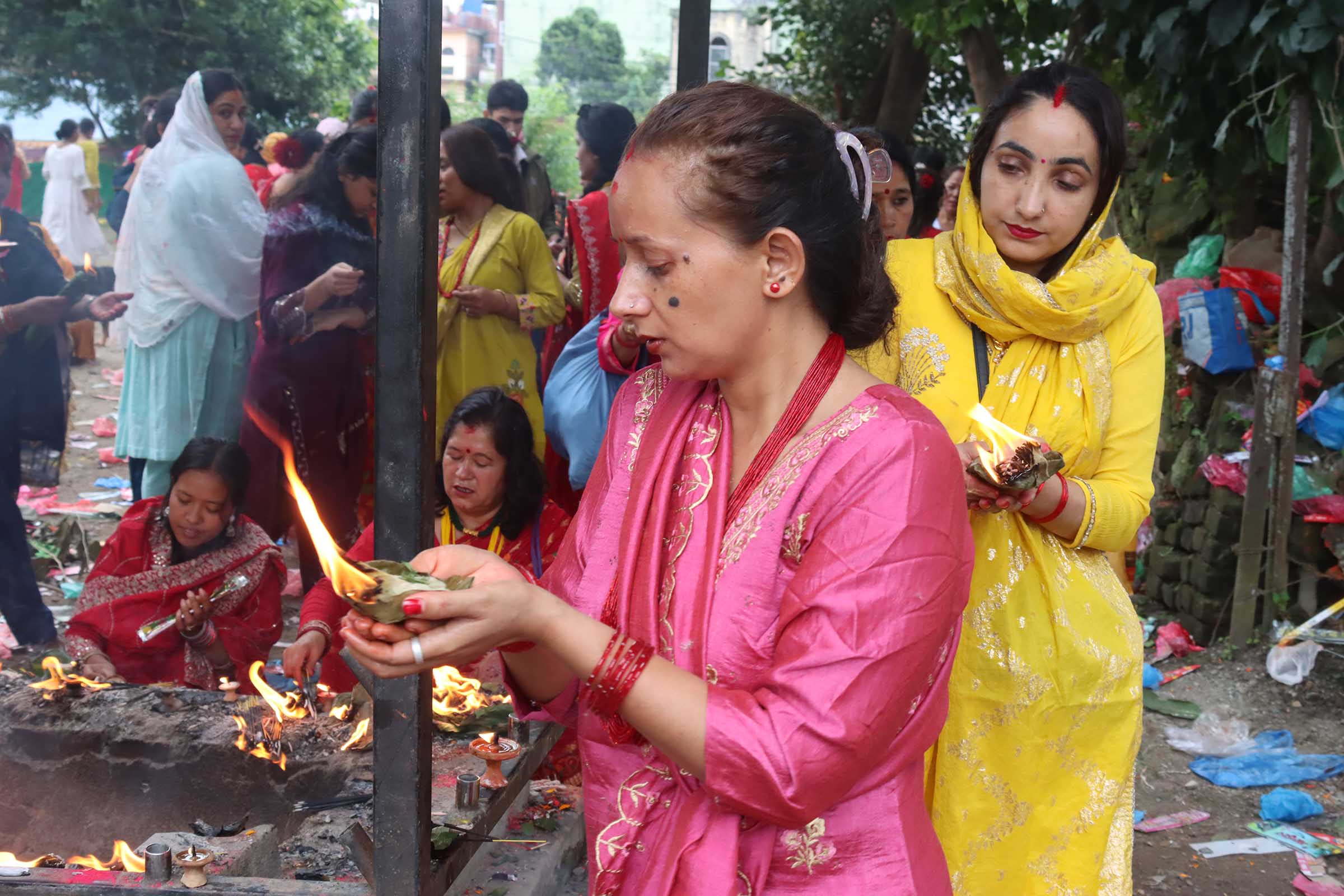 टेकुस्थित ऋषेश्वर महादेव मन्दिरमा दर्शनका लागि भक्तजनको घुइँचो