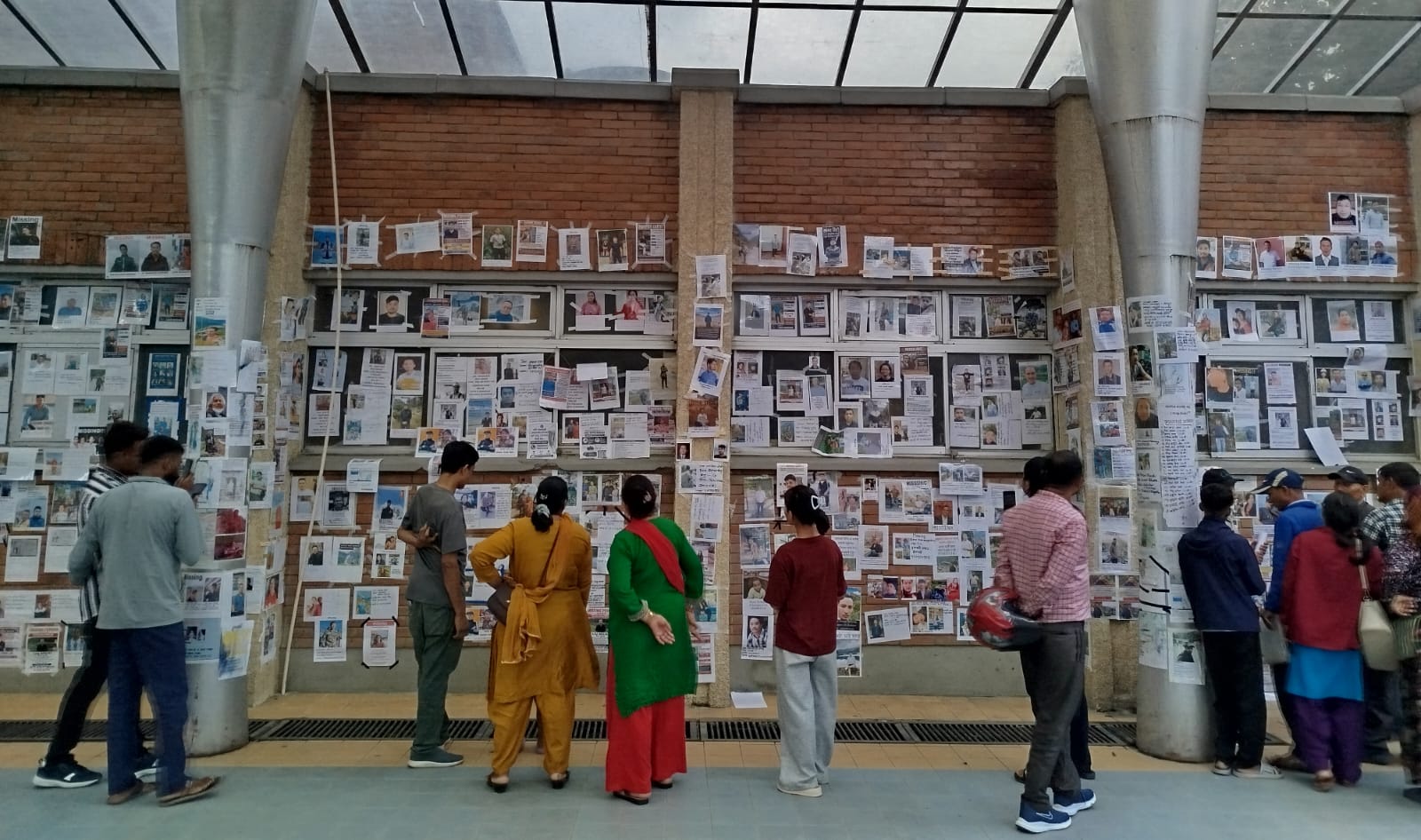 रसुवा बाढीमा बेपत्ता आफ्ना मान्छे खाेजिरहेका रूझेका आँखाहरू (तस्बिरहरू)