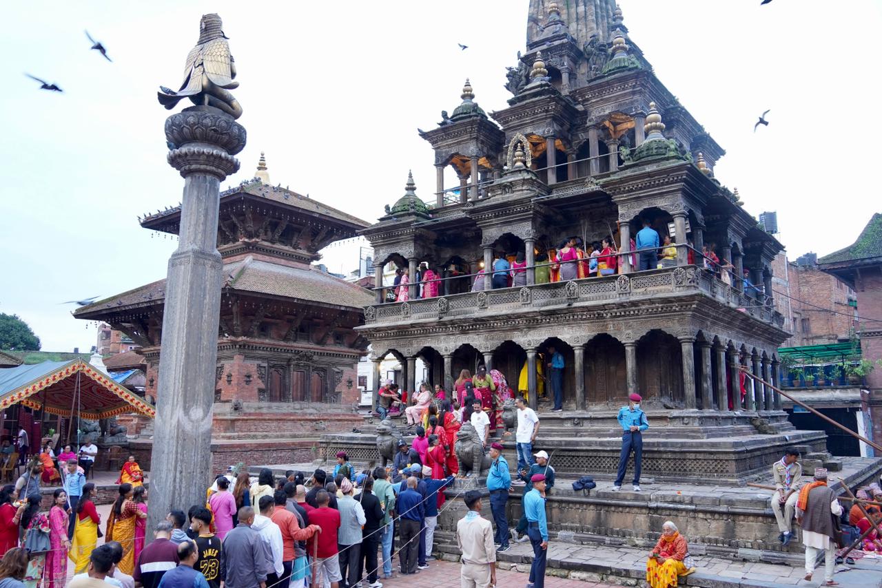 पाटनको कृष्ण मन्दिरमा भक्तजनको घुइँचो
