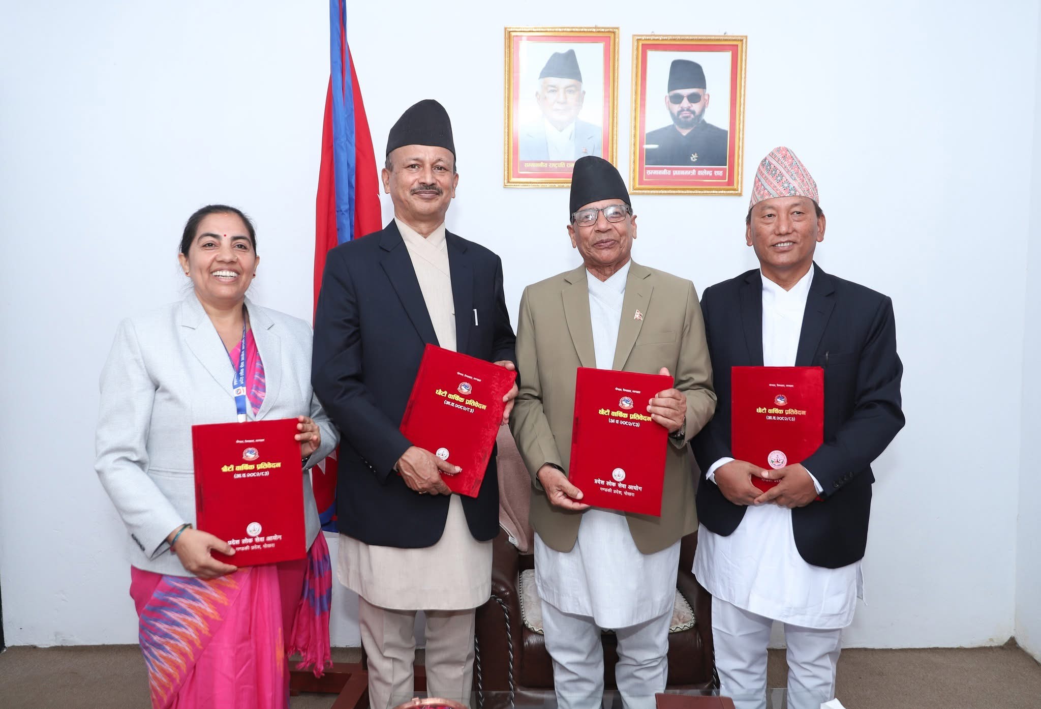 प्रदेश प्रमुखसमक्ष लोक सेवा आयोगको प्रतिवेदन पेश