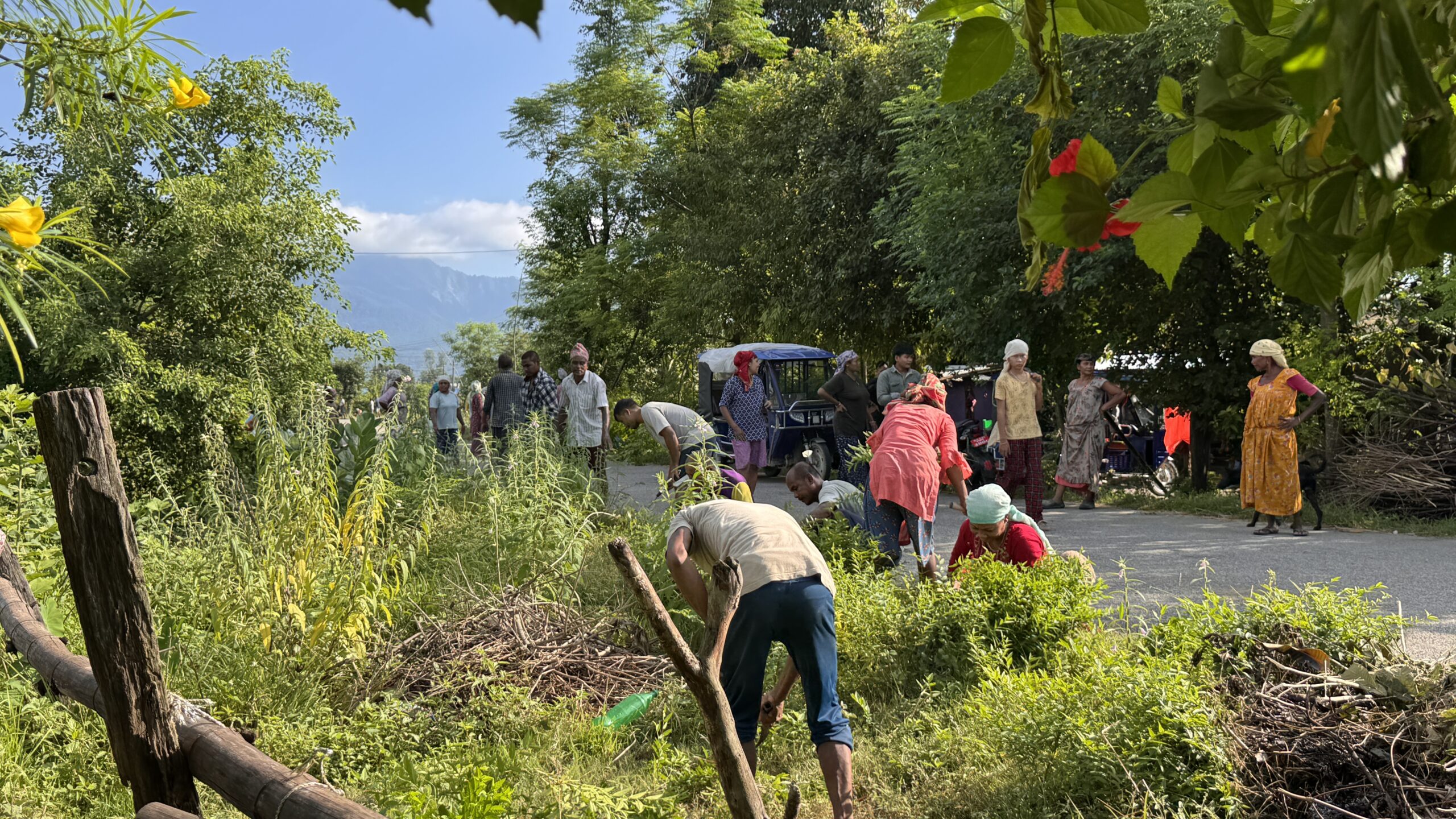 आफ्नो गाउँ सफा गर्न आफैँ जुटे युवा