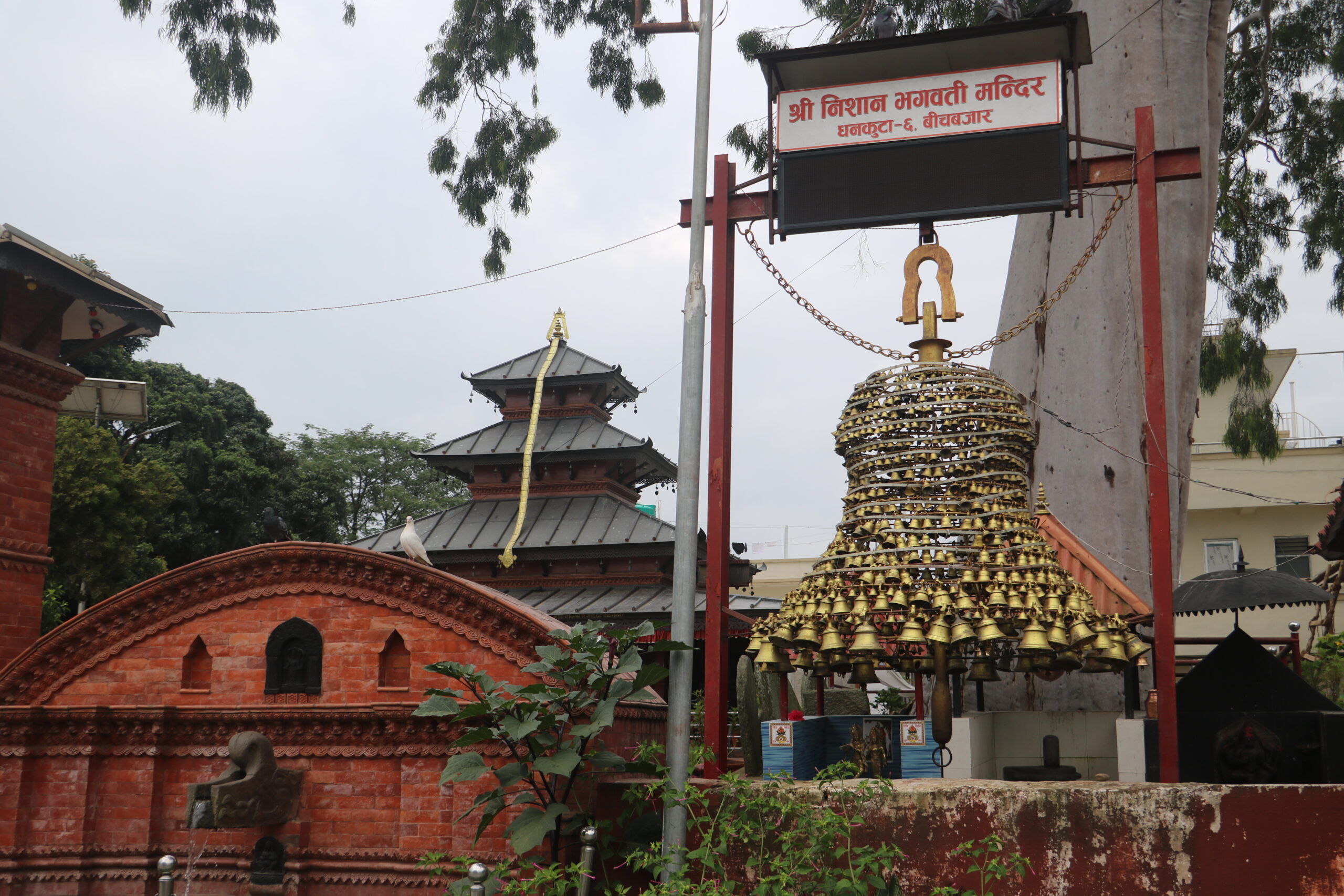 धनकुटाको निसान मन्दिरमा साना घण्टी जोडेर बनाइएको ‘महाघण्टी’