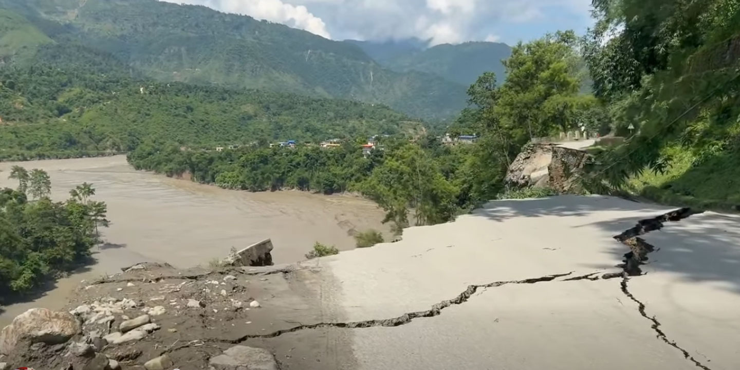 देशभरका प्रमुख राजमार्ग अझै अवरुद्ध, कृष्णभीरसहित पृथ्वी राजमार्ग र रसुवा–नुवाकोटका सडक ठप्प