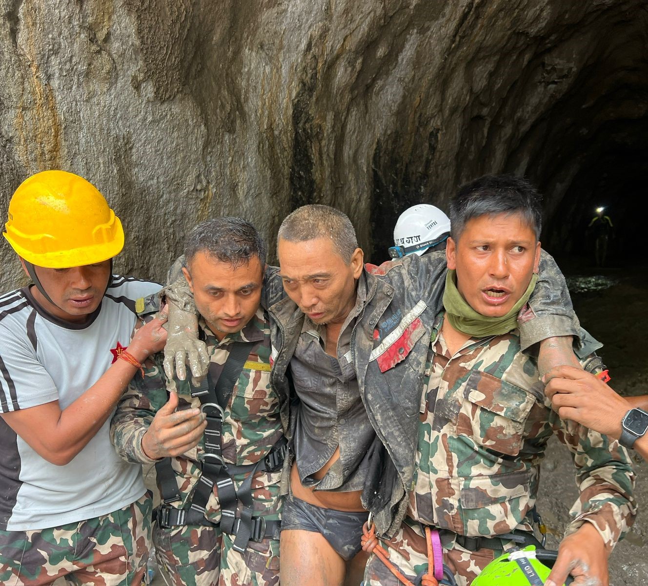 उद्धारमा खटिएका नेपाली सेना, सशस्त्र प्रहरी र नेपाल प्रहरीको टोलीलाई सलाम !