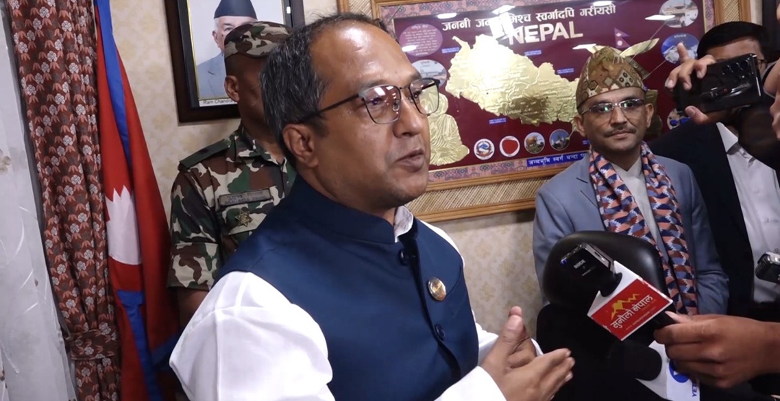 नवनियुक्त उद्योगमन्त्री दीपक साहद्वारा पदभार ग्रहण, ग्यास अभावको समस्या समाधान गर्न छलफल थाल्छु