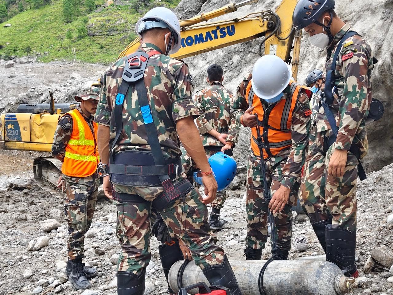लाङटाङ खोला जलविद्युत्‌को सुरूङमा पेनस्टक पाइपबाट नयाँ प्रवेशमार्ग तयार, २५ जनाको उद्धारका लागि टोली भोलि भित्र पस्ने