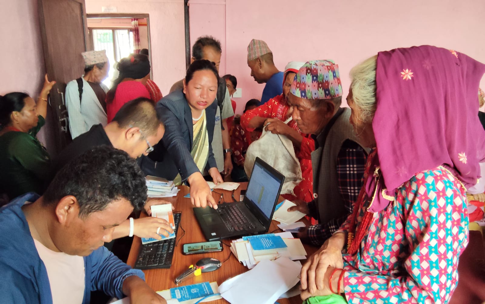 सेवाग्राही खोज्दै गाउँपालिका झरे सहरतिर
