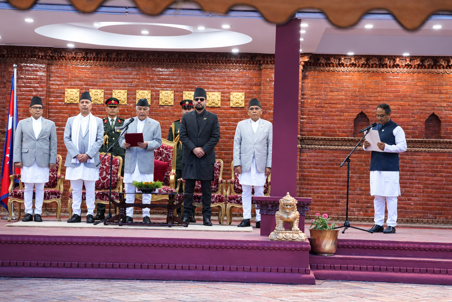 नवनियुक्त उद्योग मन्त्री दीपक साहले लिए शपथ